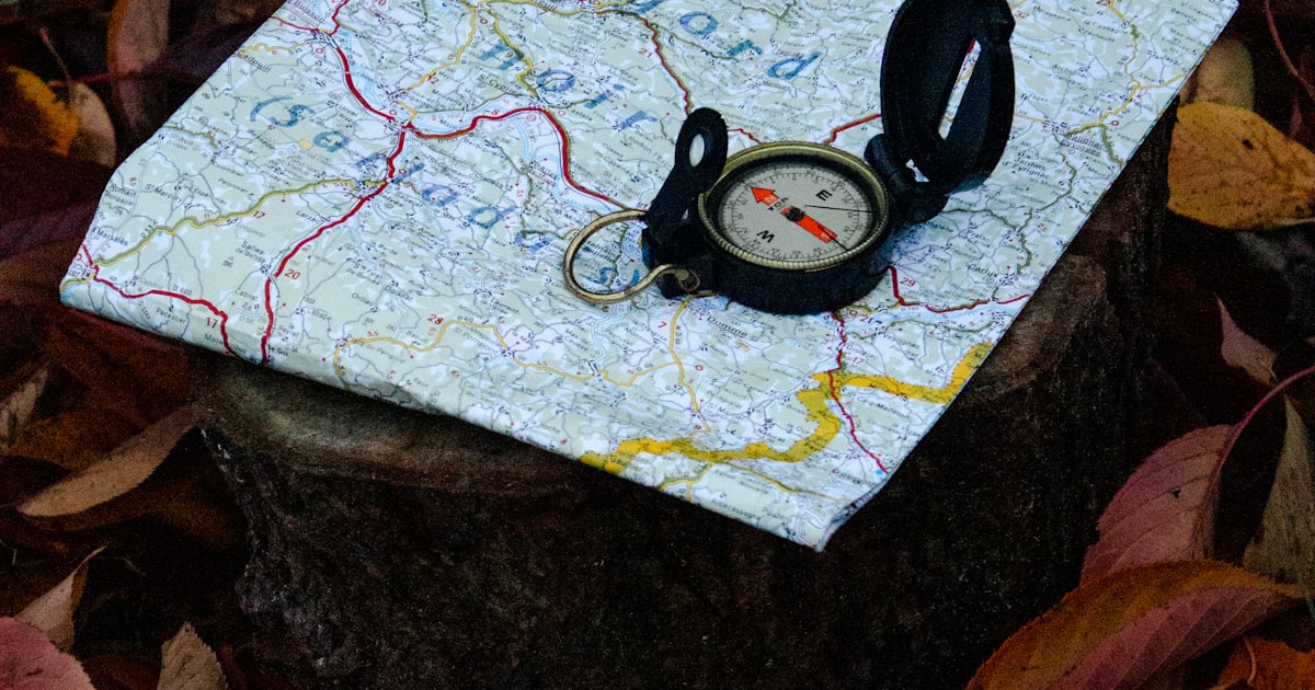 Boussole vs GPS : quel outil de navigation en survie ?